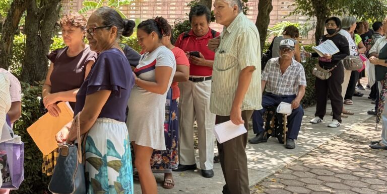 Largas filas en Coatzacoalcos por el inicio del registro al Servicio Universal de Salud