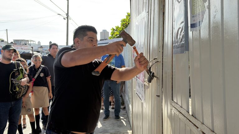 Padres de familia intentan forzar acceso con cincel y marro a la Escuela Primaria “Amado Nervo” en Coatzacoalcos ante conflicto interno