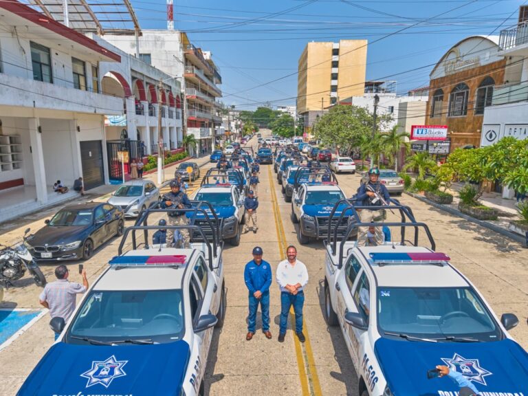 Entrega Pedro Miguel Rosaldo 10 patrullas y cuatro ambulancias para Coatzacoalcos