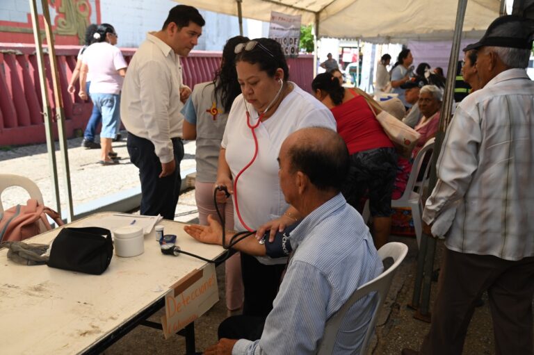 Con jornada de salud gratuita, celebran 63 años del Mercado Coatzacoalcos
