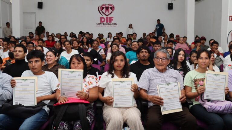 Entregan 80 certificados de primaria y secundaria en el marco del Día Internacional de la Alfabetización