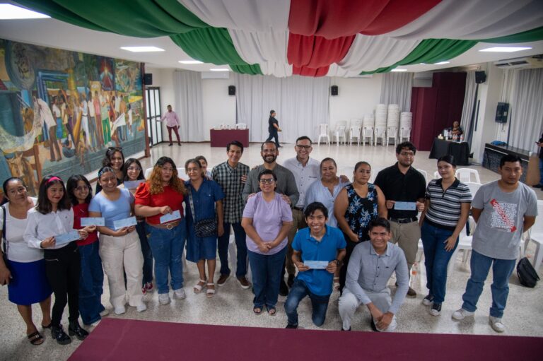 Atestigua Pedro Miguel Rosaldo entrega de 12 becas de TC Energía a jóvenes de Coatzacoalcos