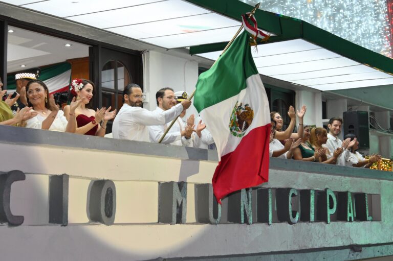 Encabeza Pedro Miguel Rosaldo su primer Grito de Independencia en Coatzacoalcos