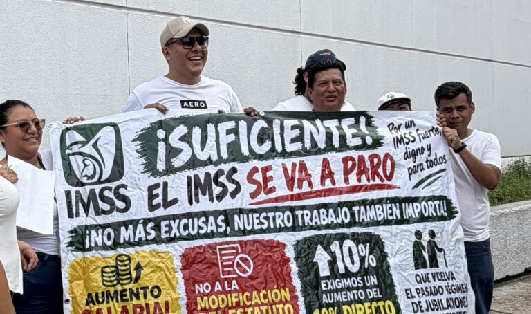 Trabajadores del IMSS y derechohabientes protestan en Coatzacoalcos por aumento salarial del 10%, falta de insumos y fallas en elevadores
